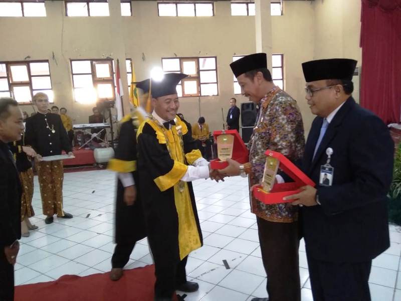 Bupati Tawari 8 Wisudawan Terbaik YPPI Mengabdi