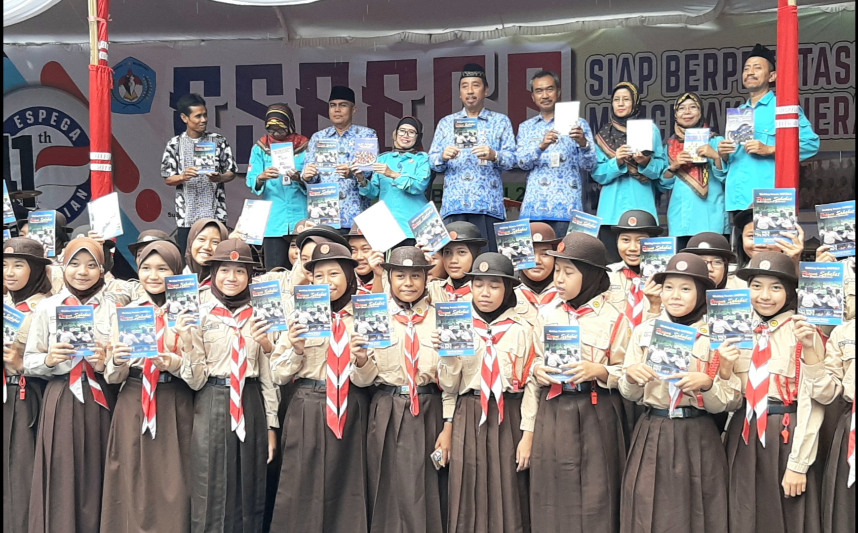 Bupati Launching Delapan Buku Karya Guru dan Murid SMPN 3 Rembang