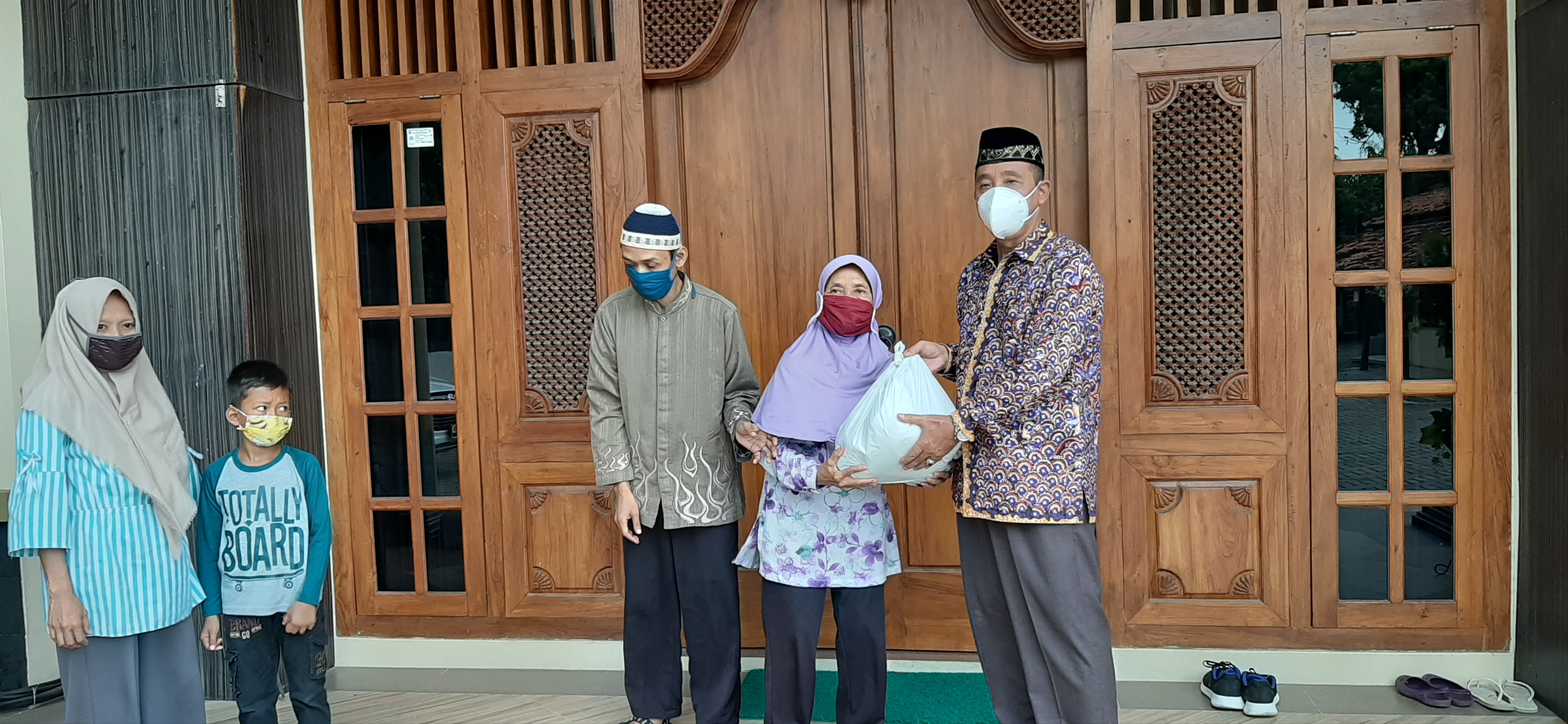 Selain Beri Sembako, Bupati pastikan Ibu Ika Nuraini Masuk Data Penerima Bantuan