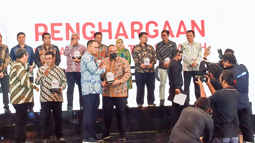 Wakil Bupati Rembang Mochamad Hanies Cholil Barro' menerima penghargaan atas gerakan smart city