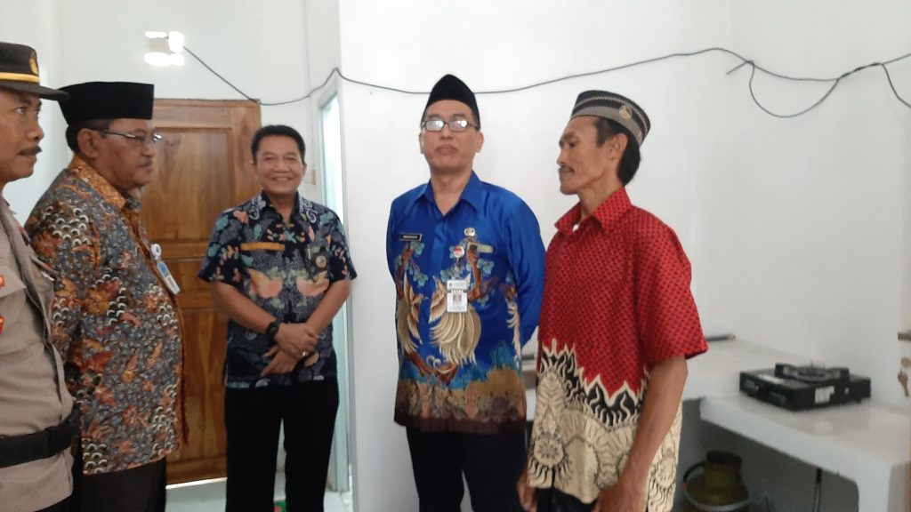 Saneb warga Sarang Meduro melihat interior rumahnya yang telah dibedah oleh PT.Djarum