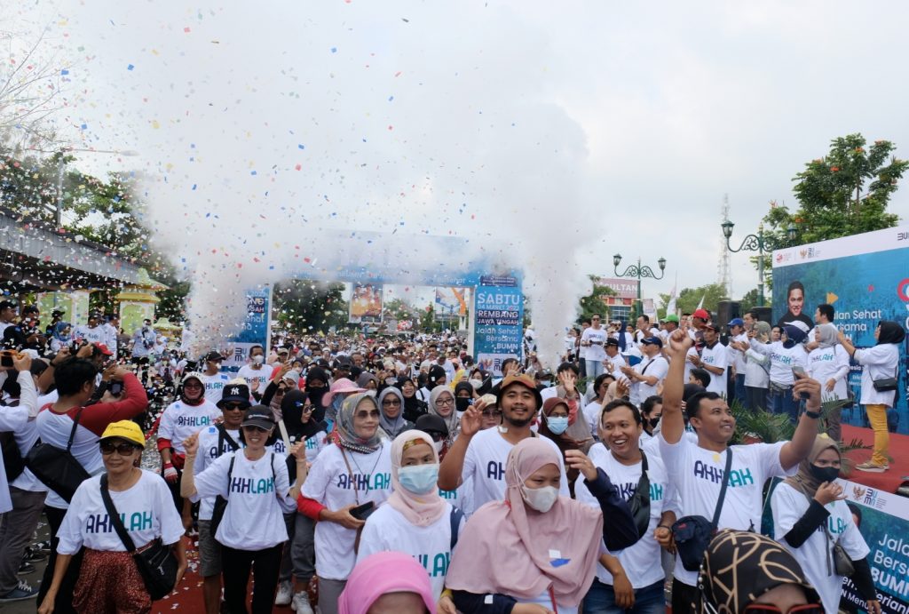 Ribuan peserta jalan sehat bersama semen gresik mulai berjalan dari garis start