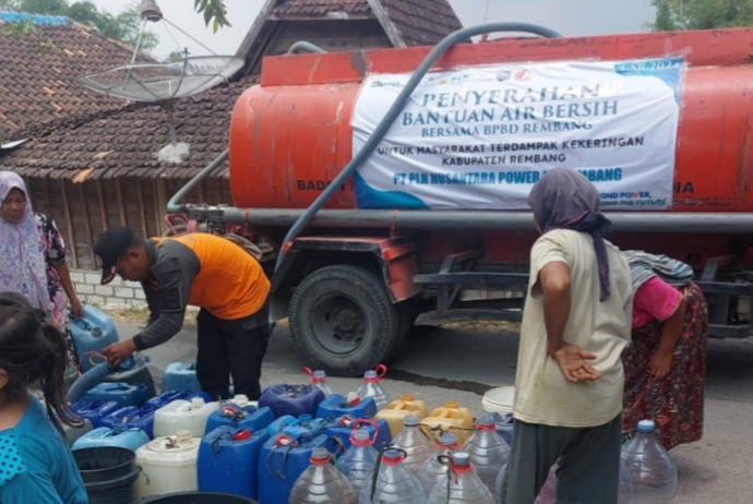 Pemkab, Swasta dan Masyarakat Rembang Bersinergi Lakukan Droping Air Bersih