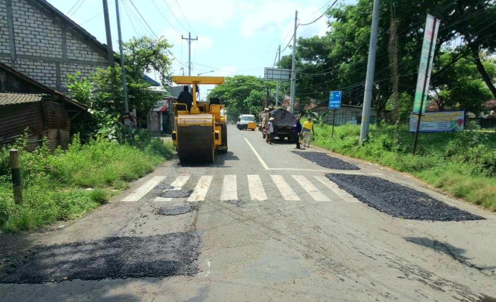 Pemkab Rembang Lanjutkan Perbaikan Jalan Rusak, Prioritaskan Keselamatan Pengendara