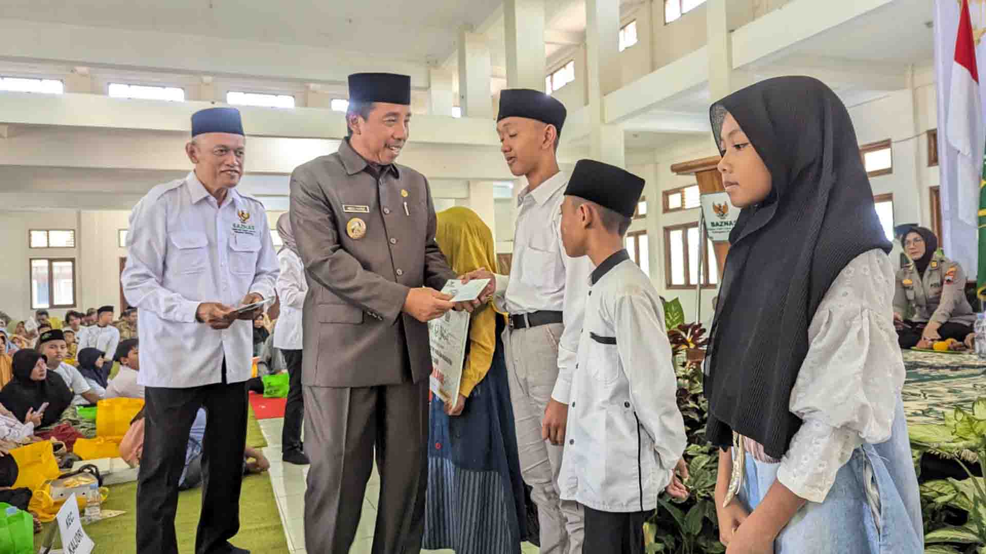 Ratusan Anak Yatim Piatu dan Disabilitas Terima Santunan di Perayaan Lebaran Yatim di Kabupaten Rembang