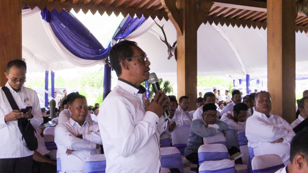Kades Desa Dadapan Kecamatan Sedan, Zubair saat mengajukan pertanyaan dalam sosialisasi BPK RI