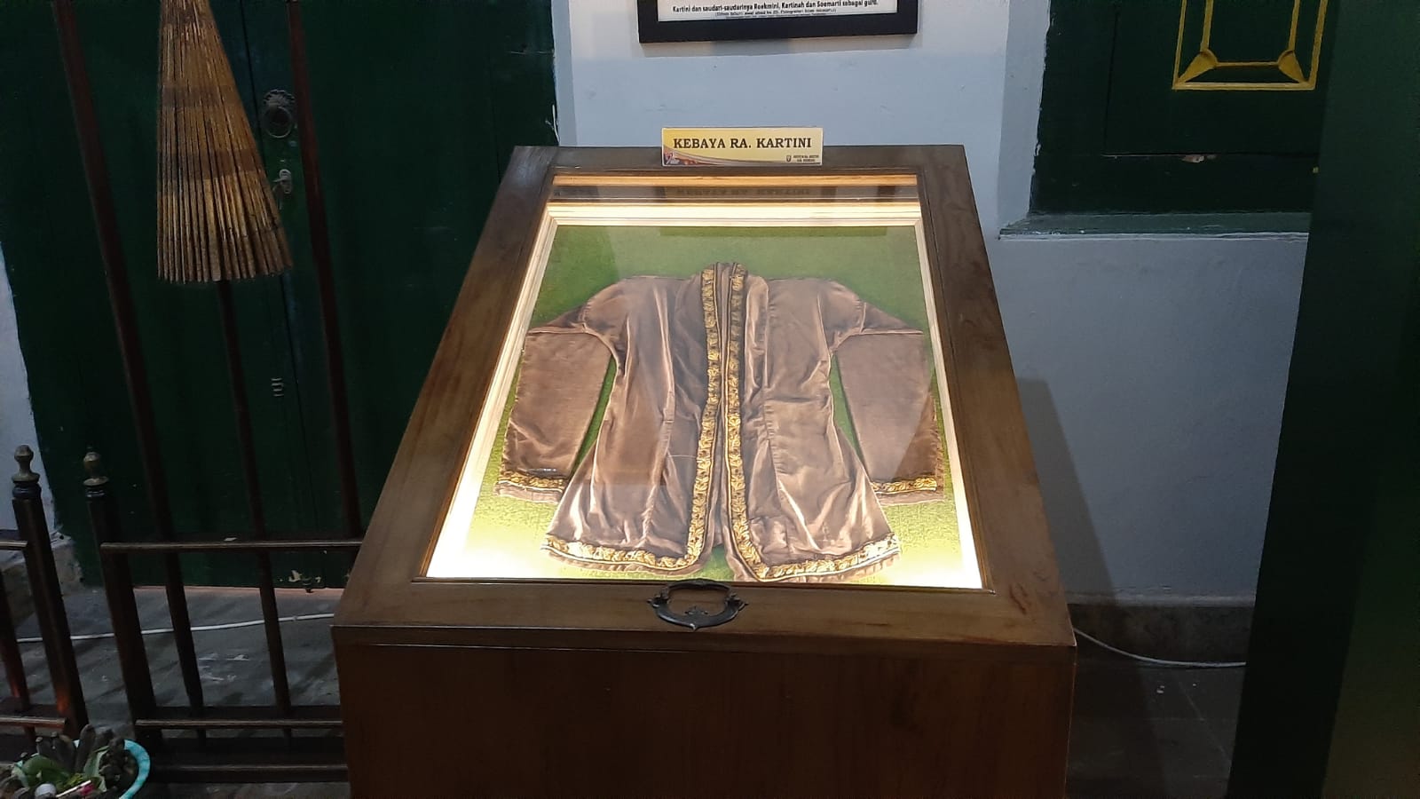 Melihat Kebaya Kerah V Peninggalan RA Kartini