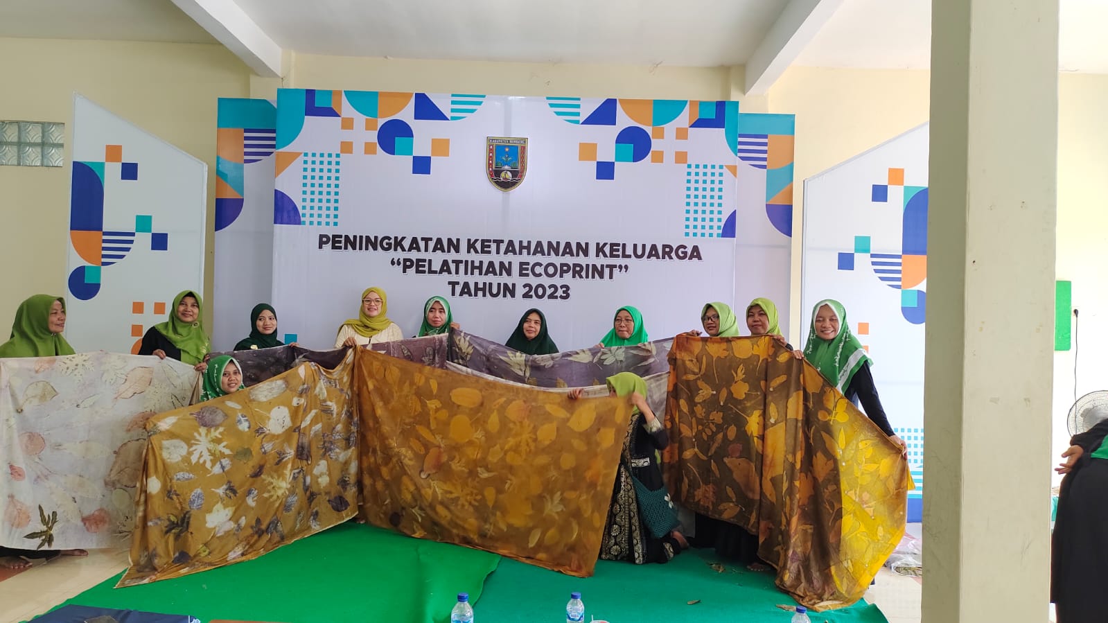 Puluhan Ibu Rumah Tangga Belajar Ecoprint