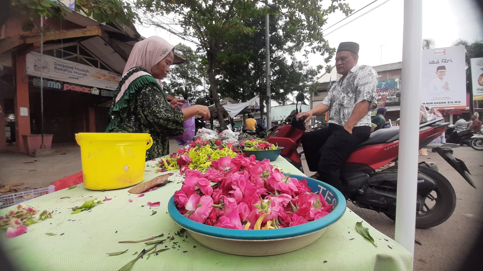 Momen Lebaran , Berkah Bagi Perempuan Penjual Bunga Tabur Asal Kajar