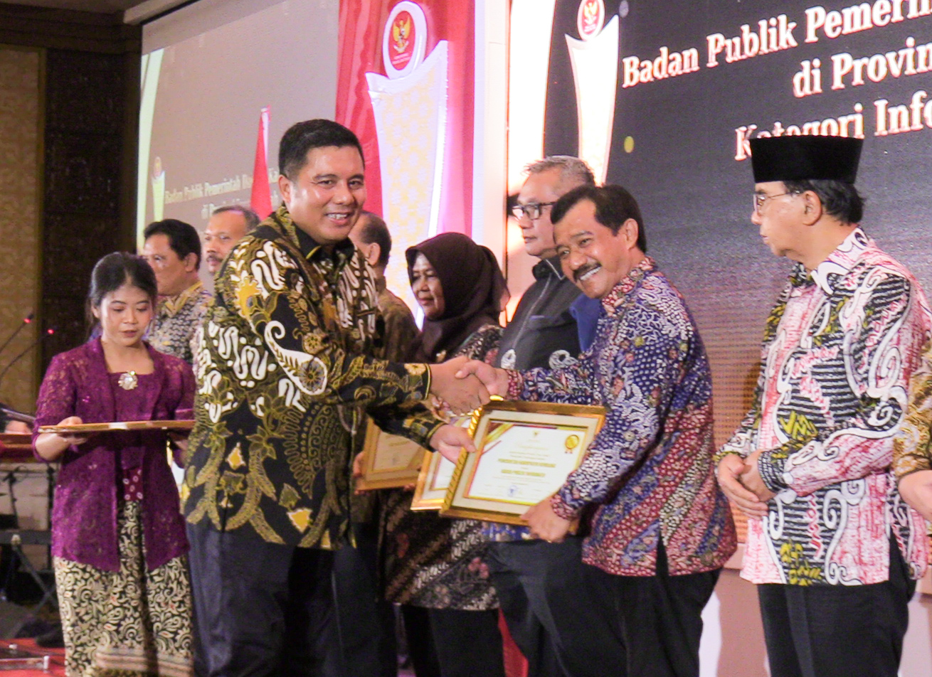 Beri Kemudahan Layanan Informasi, Pemkab Rembang dan Pemdes Punjulharjo Raih KIP Award