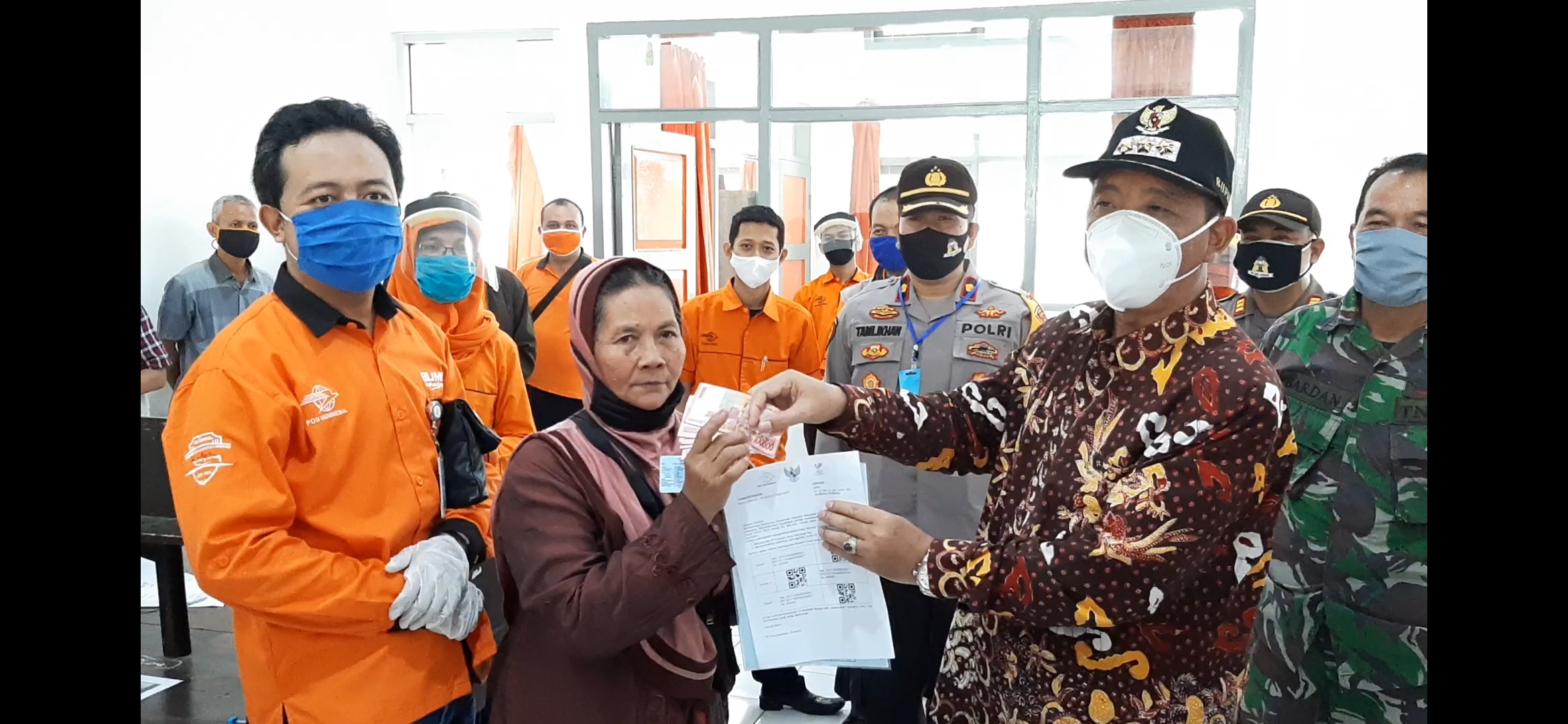 Dihadiri Bupati Rembang, Kantor Pos Mulai Cairkan BST