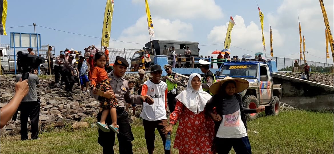 Simulasi Penanganan Bencana Banjir, Bupati Ikut Bagikan Nasi