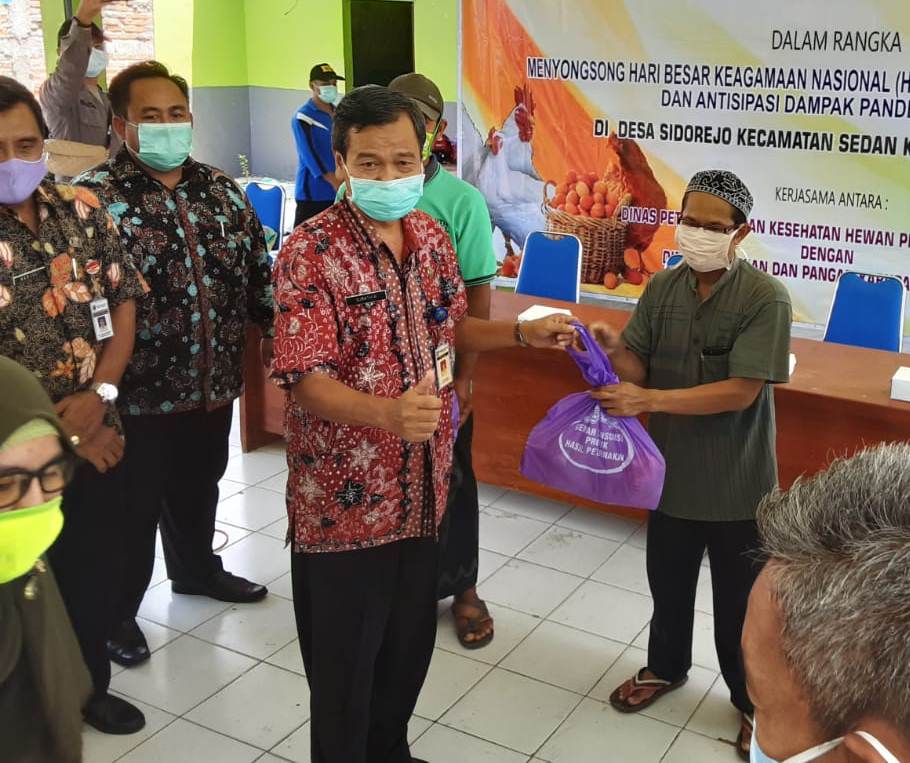 Pemprov Jateng dan Pemkab Rembang Bagikan Ratusan Daging ke Warga Sidorejo Sedan