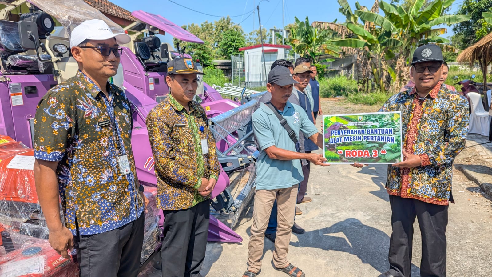 Pemkab Rembang Salurkan 186 Alsintan untuk Ratusan Kelompok Tani