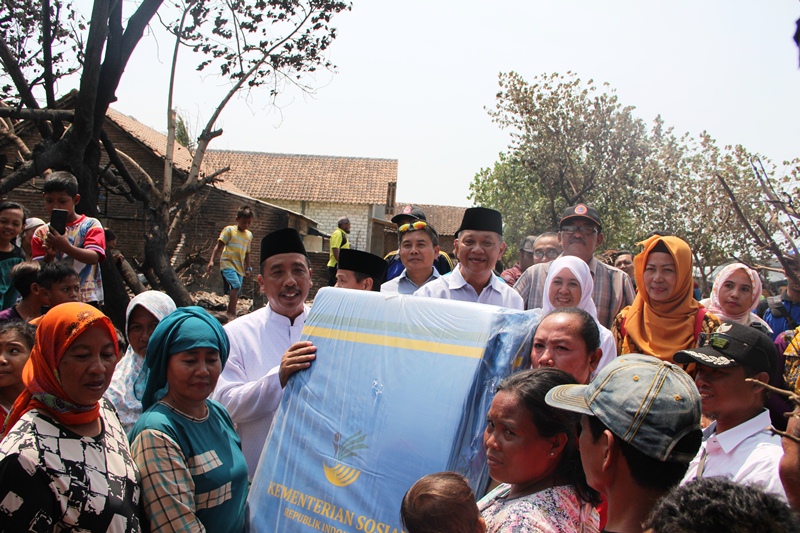 Bupati Hafidz Jenguk Korban Kebakaran Tanjungan, Ini Bantuan Yang Menyertainya