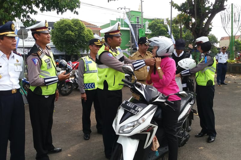 Bupati dan Wabup Beri Hadiah Helm ke Pengendara Tertib