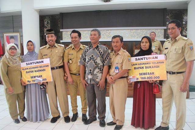 Dua Keluarga Nelayan Mendapat Santunan Ratusan Juta