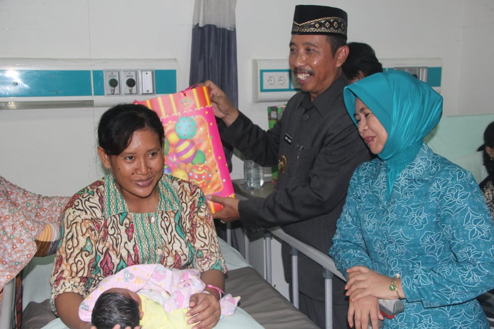 Hari Kesehatan Nasional ke-53 Bupati Beri Nama Dua Bayi