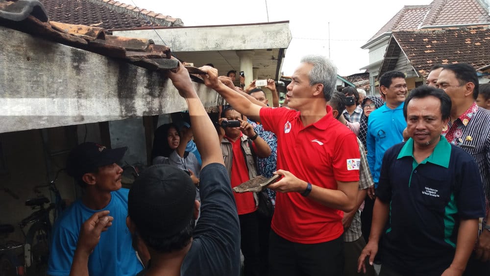 Gubernur Serahkan Bantuan Bedah Rumah di Rembang