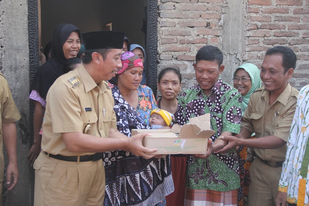 Temui Korban Kebakaran , Bupati: "Bapak Ibu Harus Berhenti Bersedih"