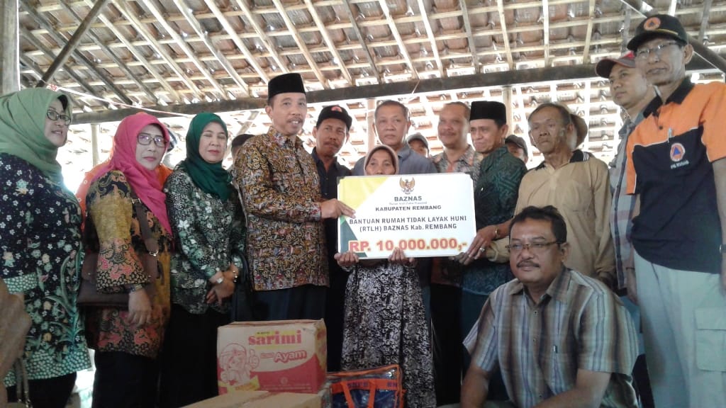 Temui Kemis, Bupati Bawa Bantuan Puluhan Juta