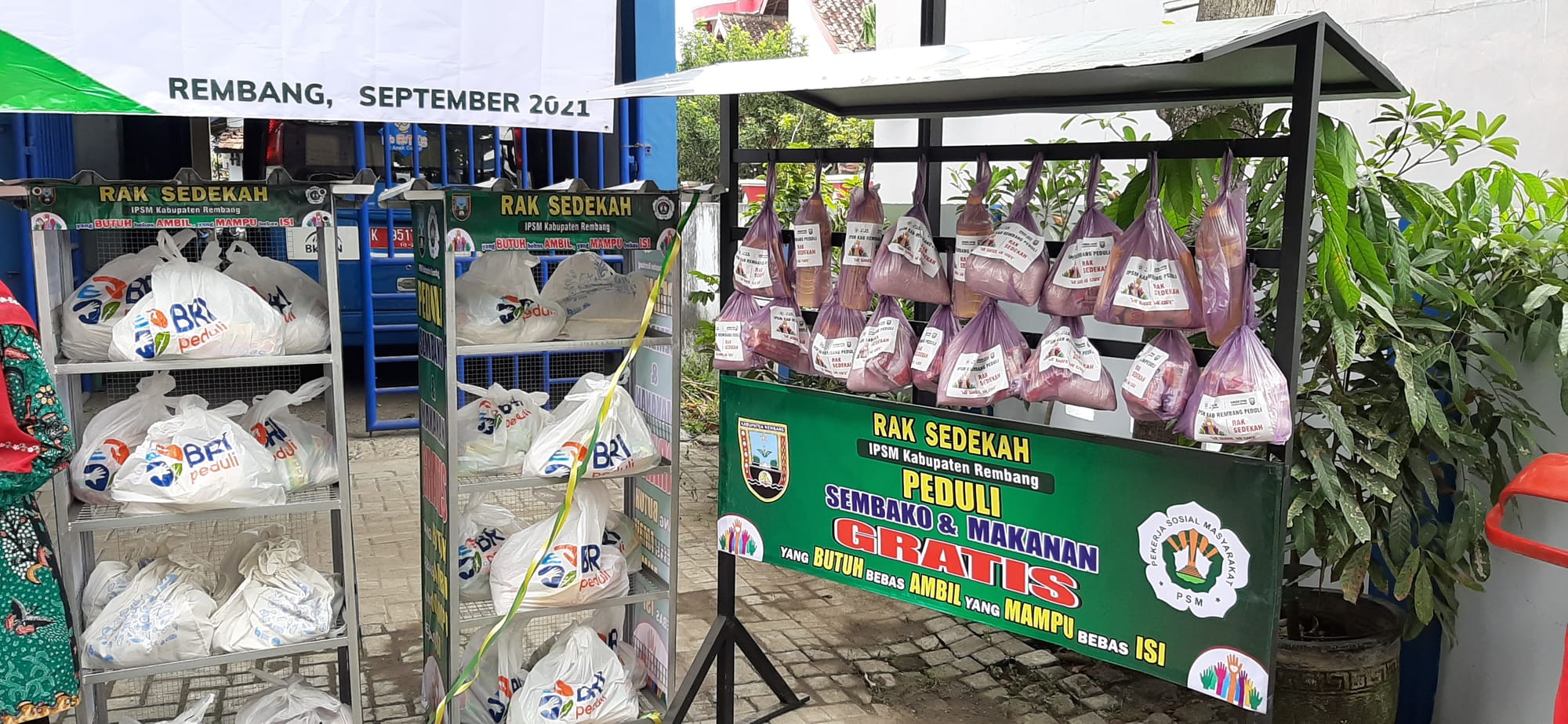 Rak Sedekah, "Yang Butuh Bebas Ambil, Yang Mampu Bebas Isi"