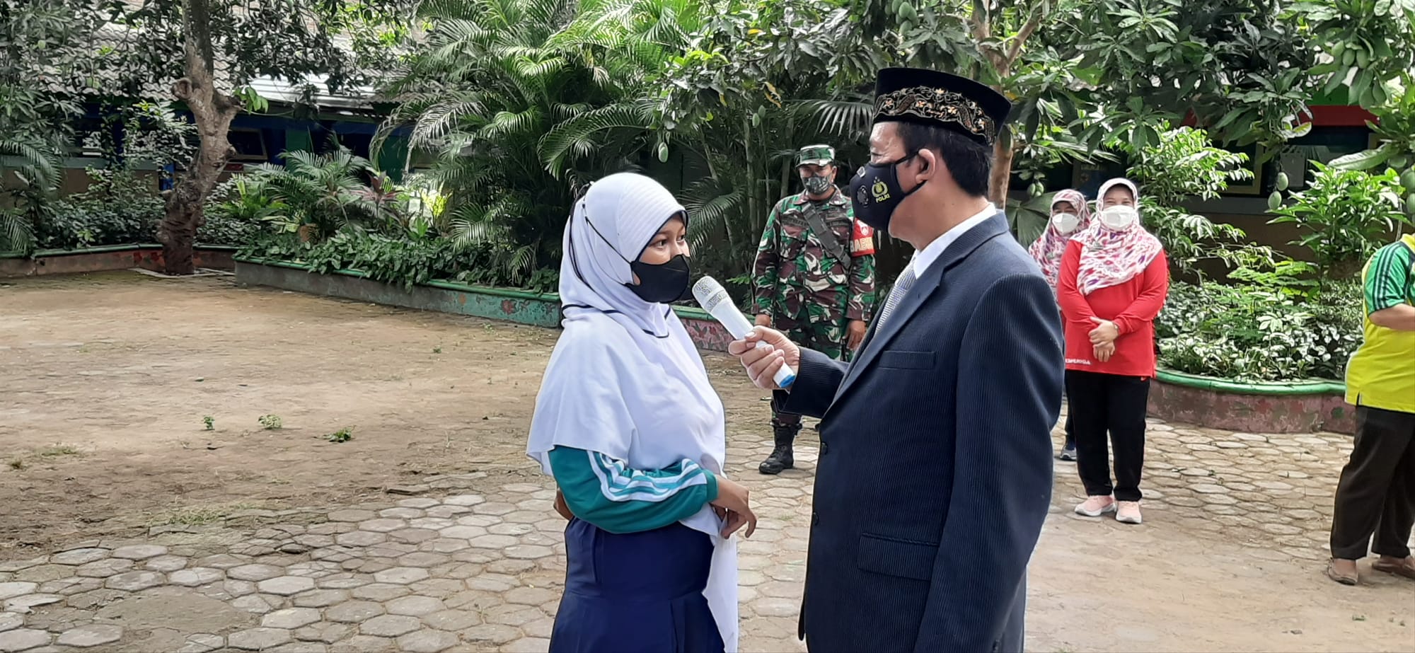 Keliling Sejumlah Sekolah, Bupati Hafidz: Prokes Tak Hanya di Sekolah