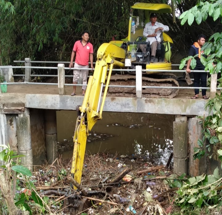 Terjunkan Alat Berat Bersihkan Gunungan Sampah