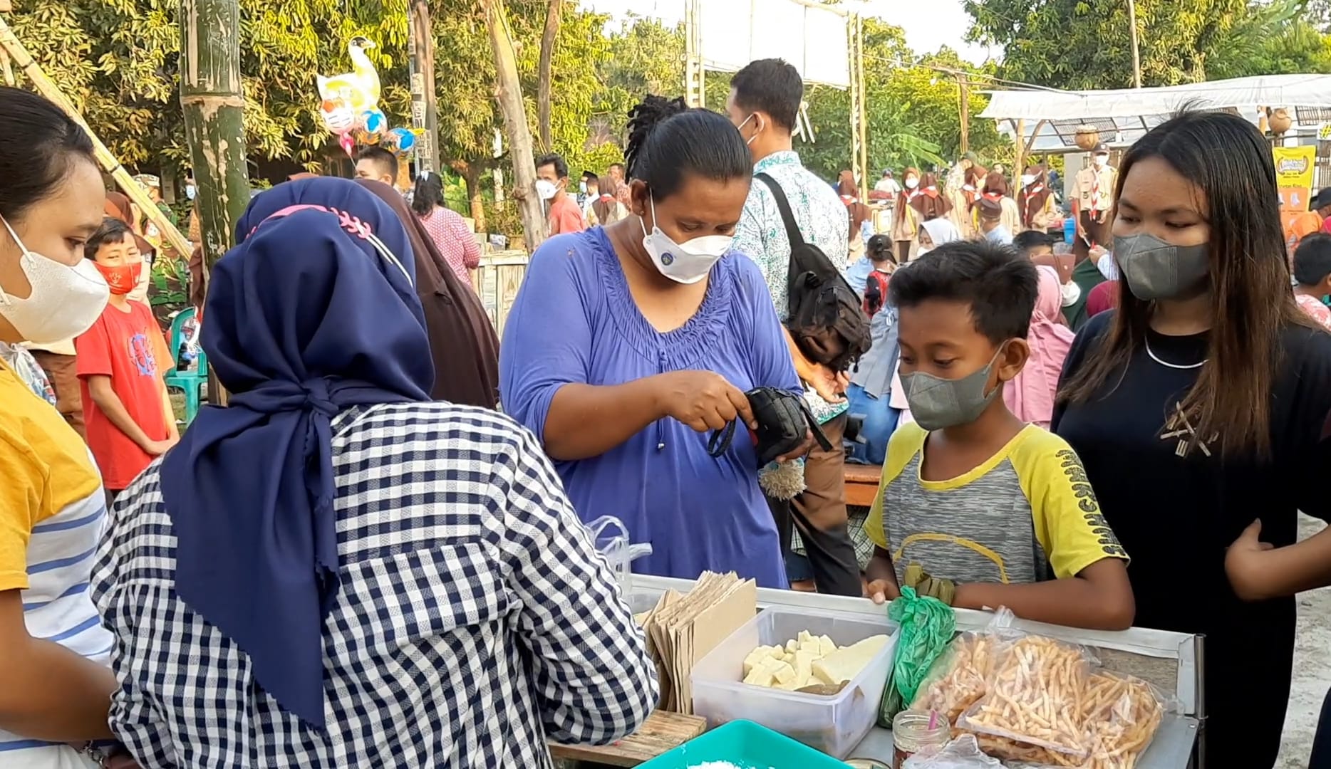 Kunjungi Pasar Ramadan, Wagub Taj Yasin: Bisa Dikembangkan Jadi Desa Wisata