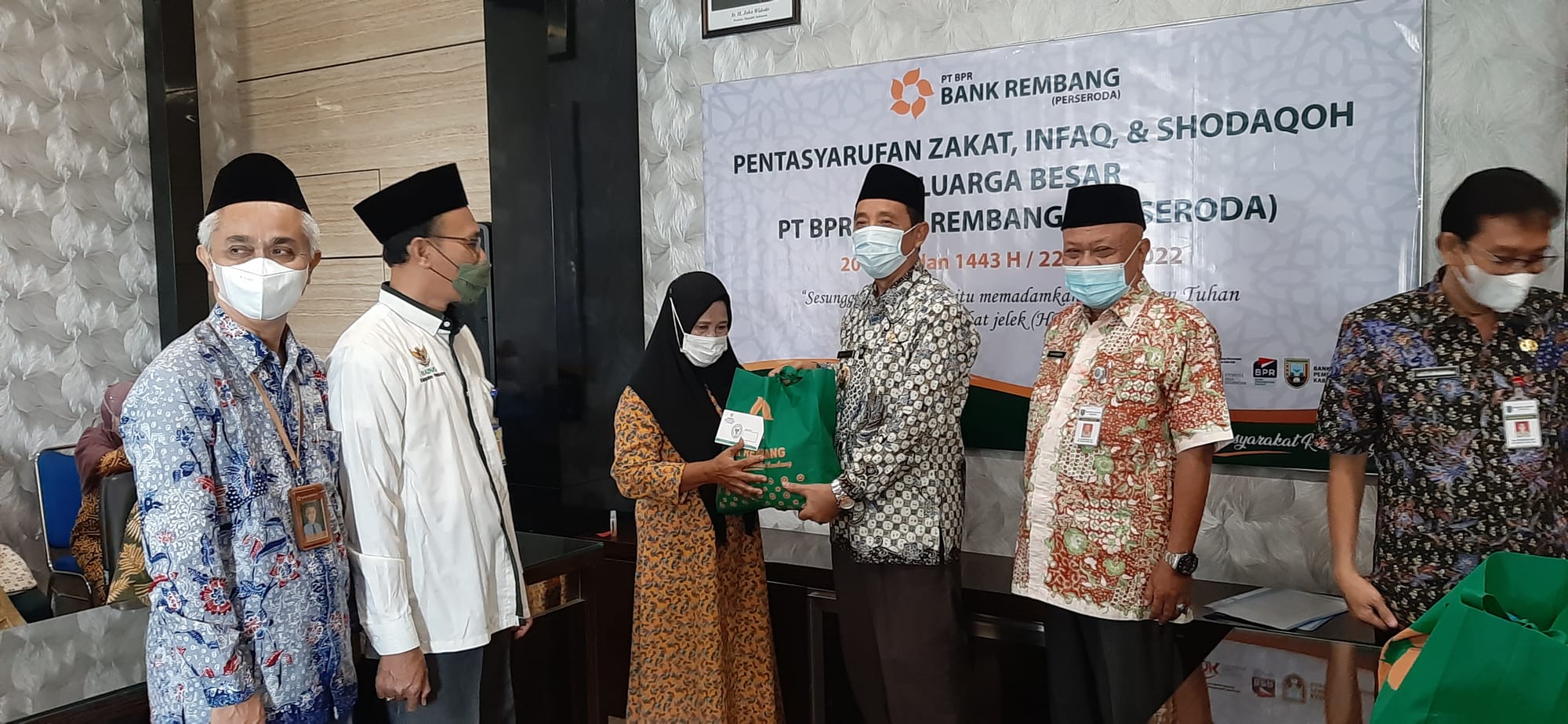 Badan Usaha Milik Pemerintah Bank Rembang, Tasyarufkan Zakat, Shodaqoh dan Infaq kepada 125 Warga Miskin