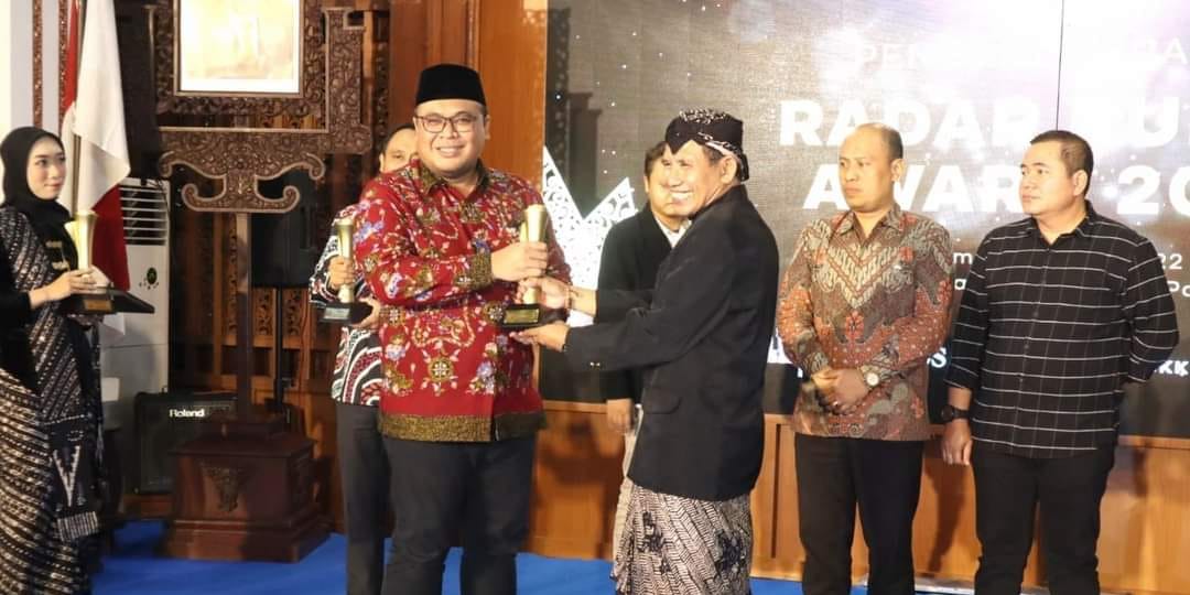 Wabup Hanies Terima Penghargaan Tokoh Penggerak Pemuda Desa Wisata