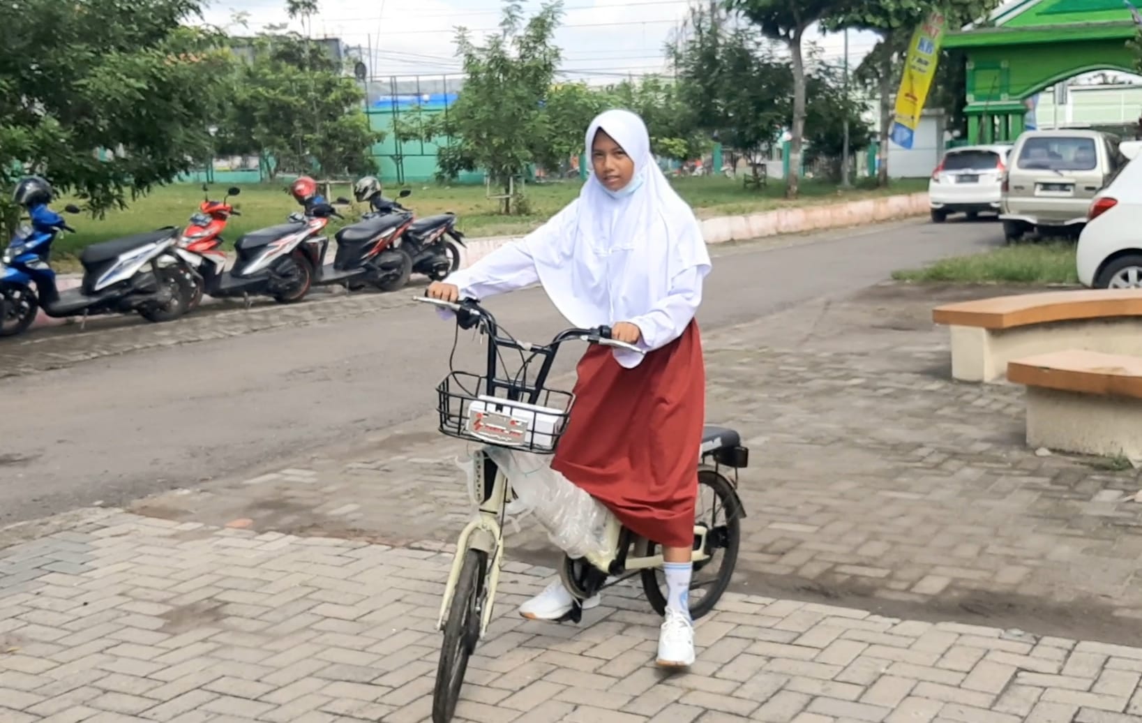 Berkat Mendongeng , Bupati Hafidz Hadiahkan Sepeda Listrik Kepada Azza
