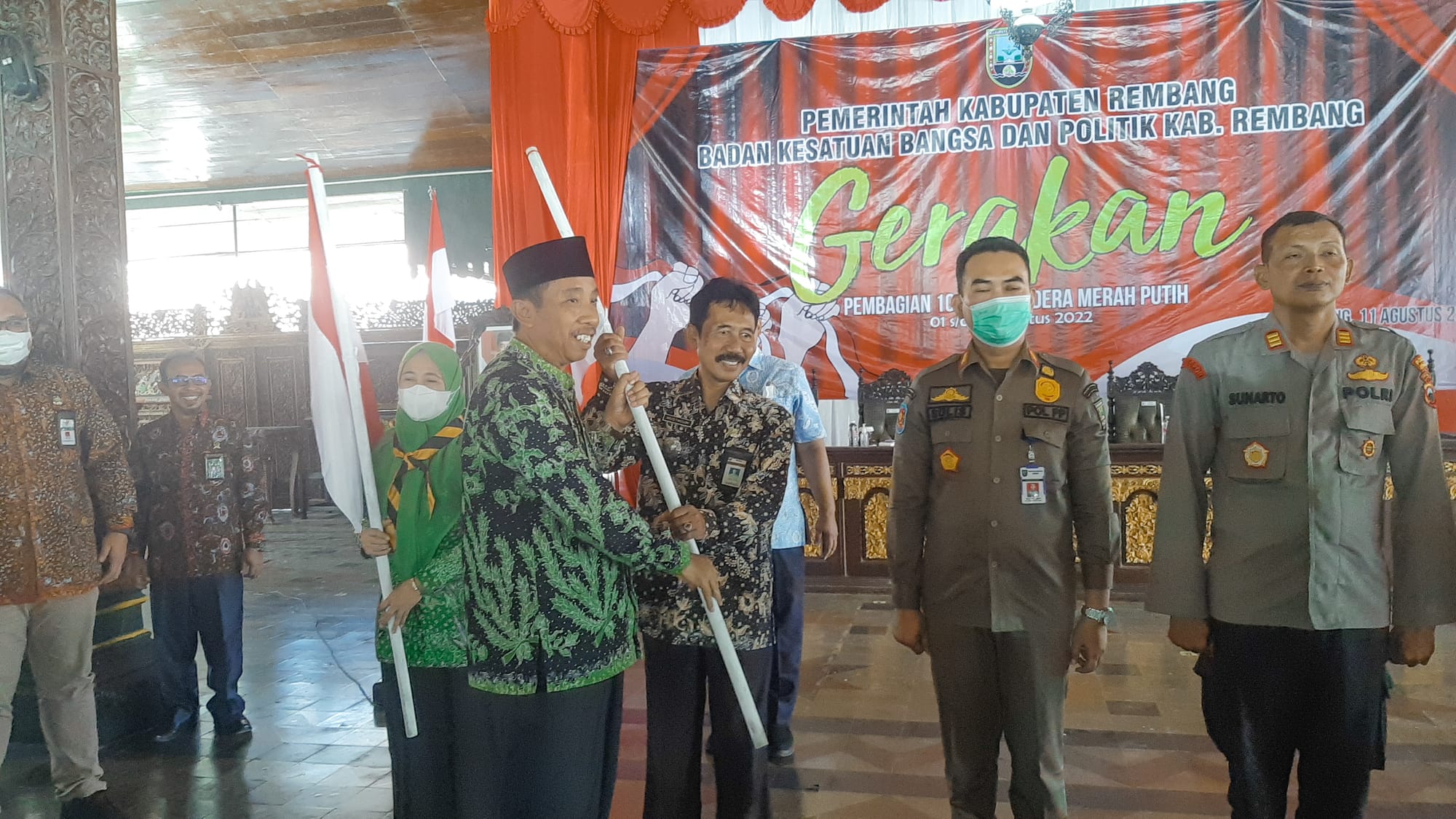 Pemkab Rembang Bagikan 10ribu Bendera Merah Putih