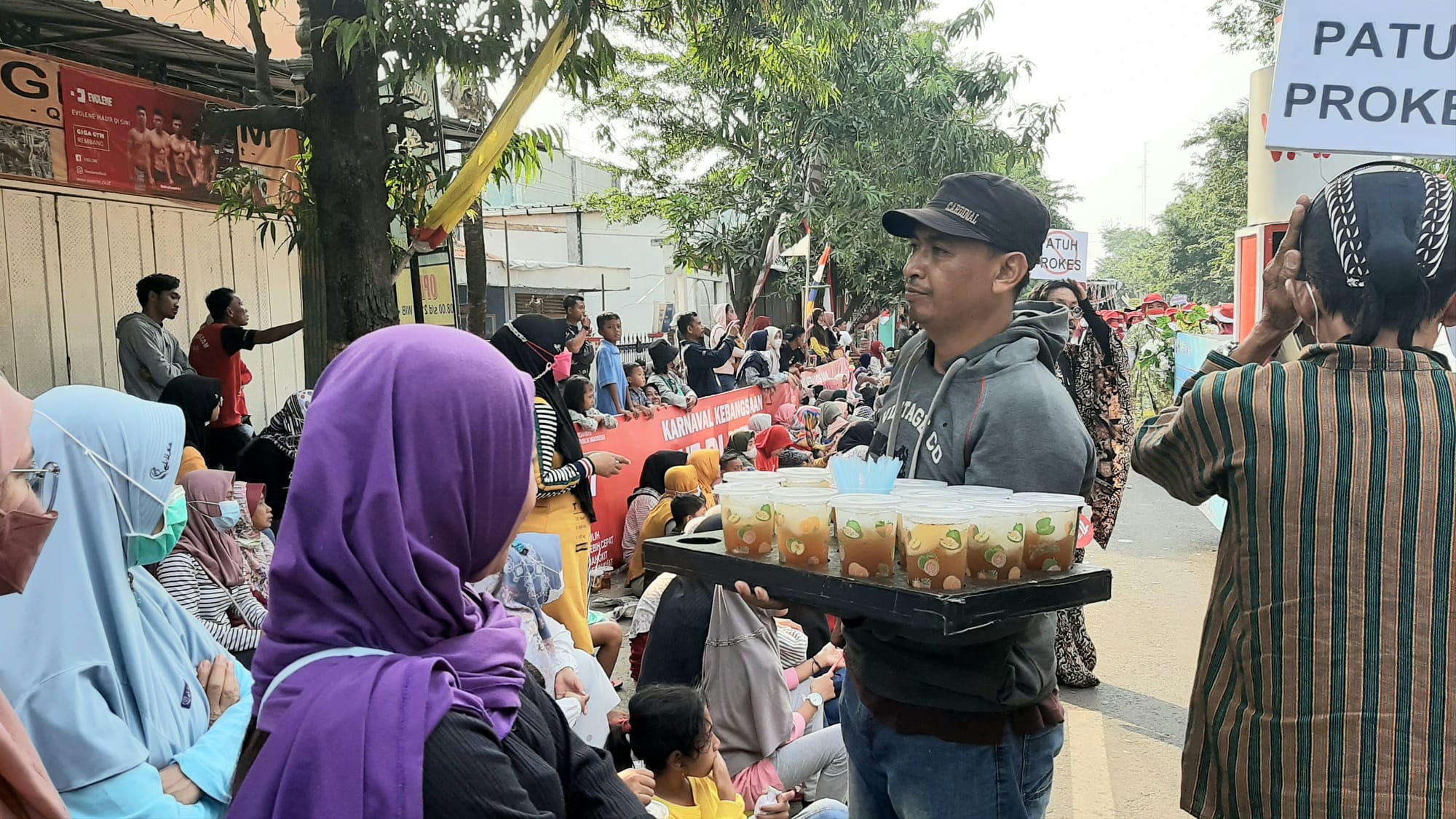 Berkah Karnaval, Pedagang Es Teh Keliling "Petik" Rejeki