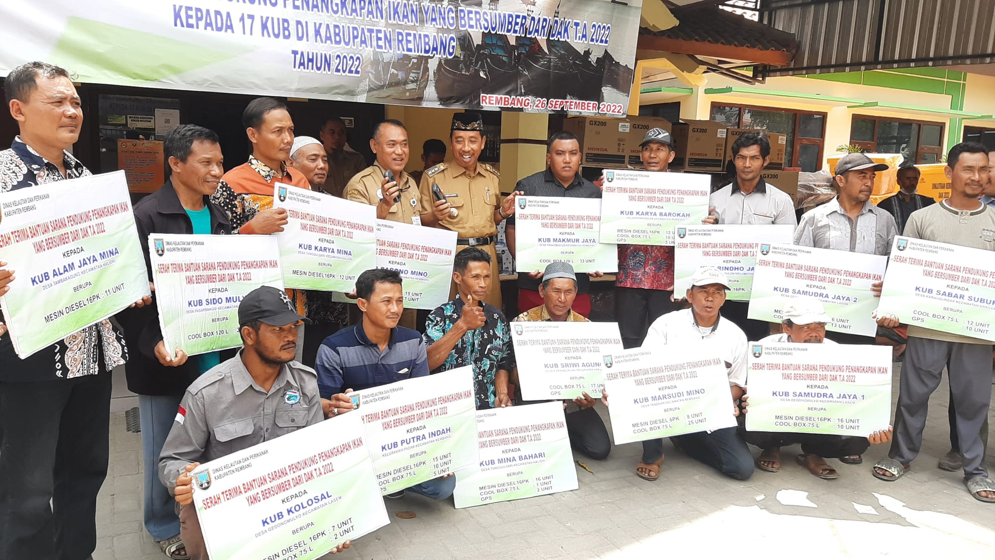 Bagikan Ratusan  Unit Sarana Pendukung Penangkapan Ikan Kepada Nelayan Kecil