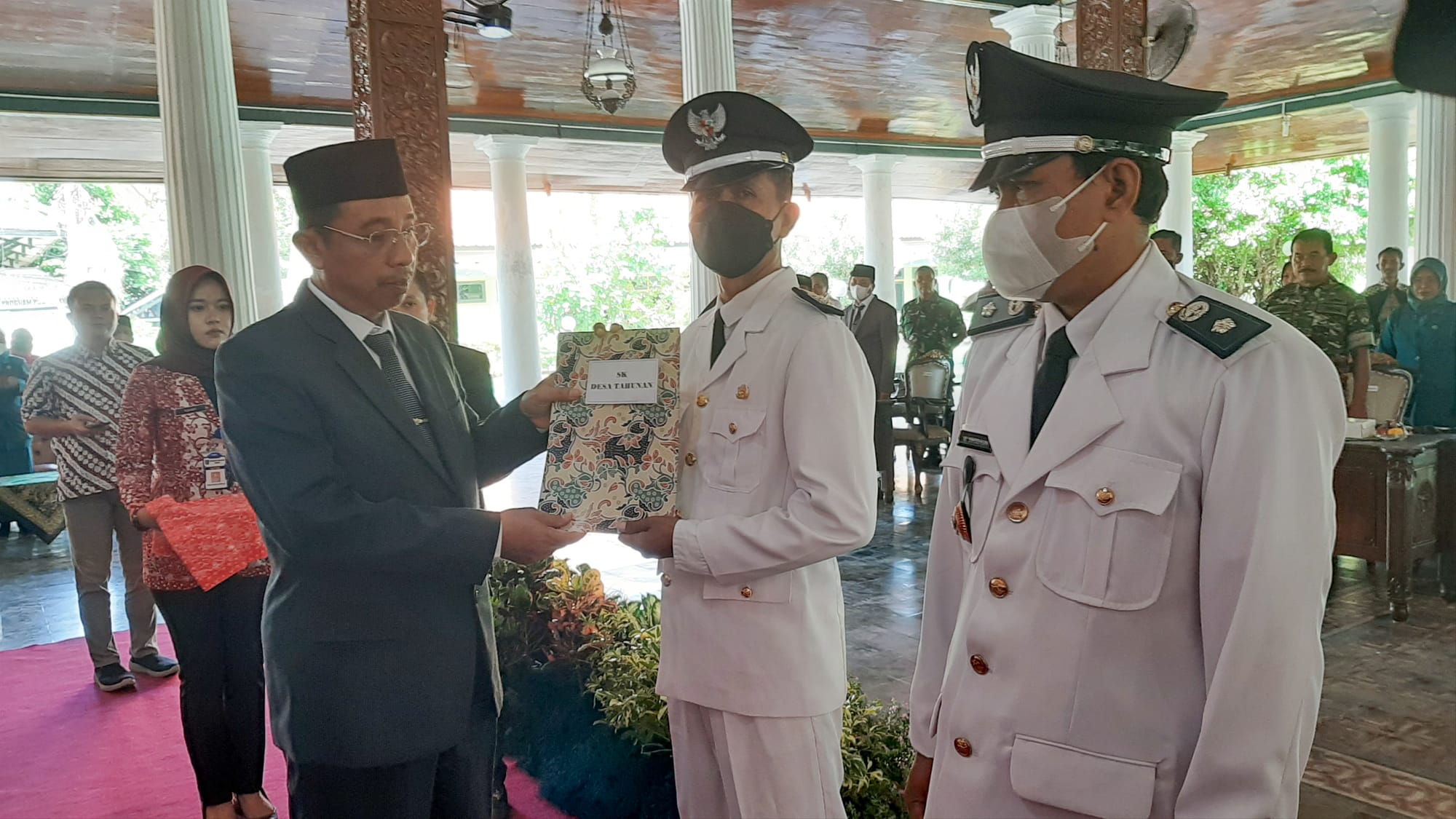 Bupati Hafidz Lantik Dua Kepala Desa Baru