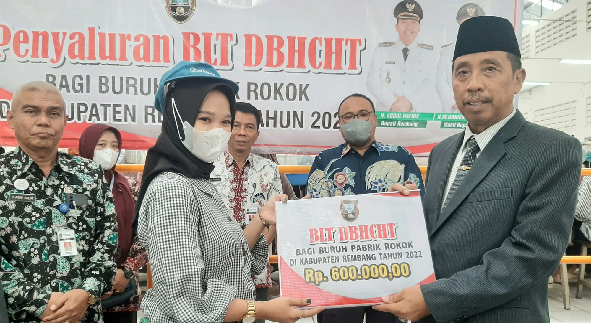 667 Buruh Pabrik Rokok di Rembang Terima BLT