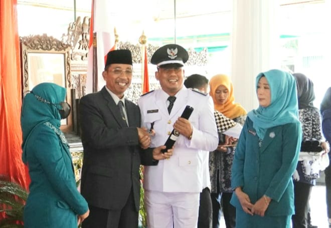 Lantik 42 Kades, Bupati Ingatkan Jangan Berorientasi Bisnis
