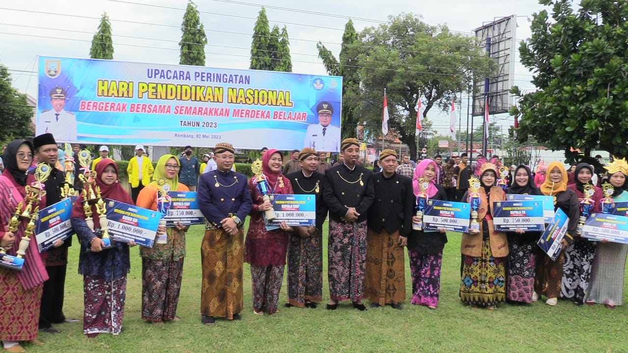 Pacu Semangat  Pemkab Rembang Beri Penghargaan Kepada Tenaga Pendidik Berprestasi