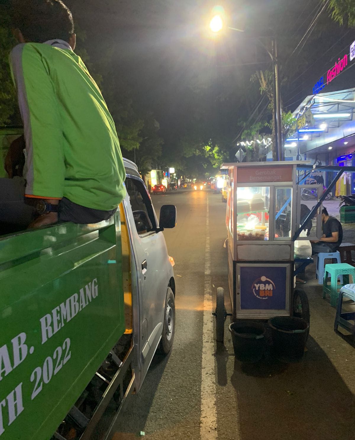 Bersihkan Sampah PKL Malam Hari Dengan "REMPAH"