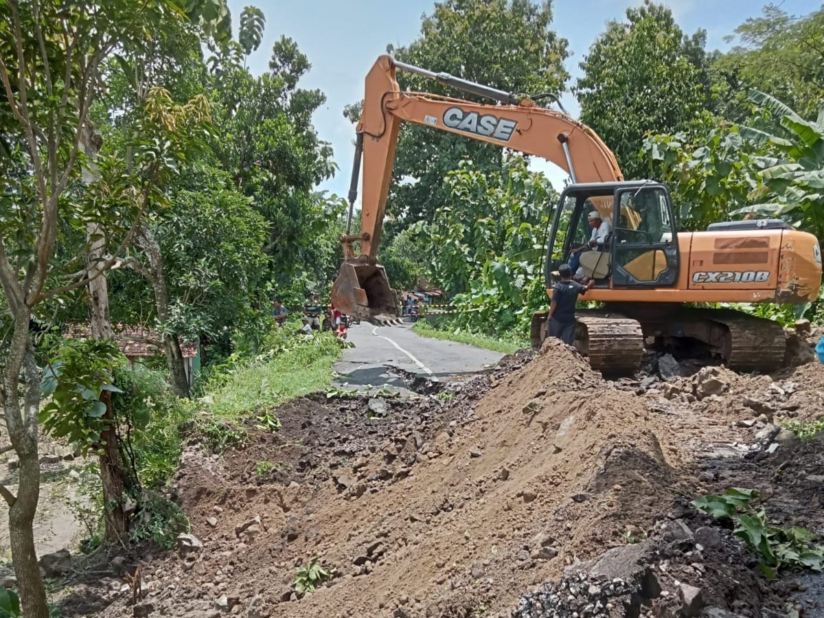 Setelah Pembuatan Dinding Penahan Selesai,  Jalan Ambles di Kajar Langsung Diperbaiki