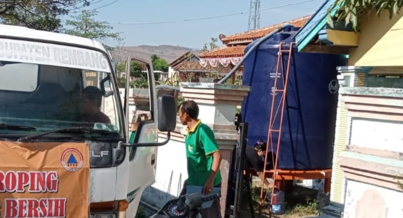 Selain Droping Air, BPBD Rembang Bantu Tandon di Sejumlah Desa