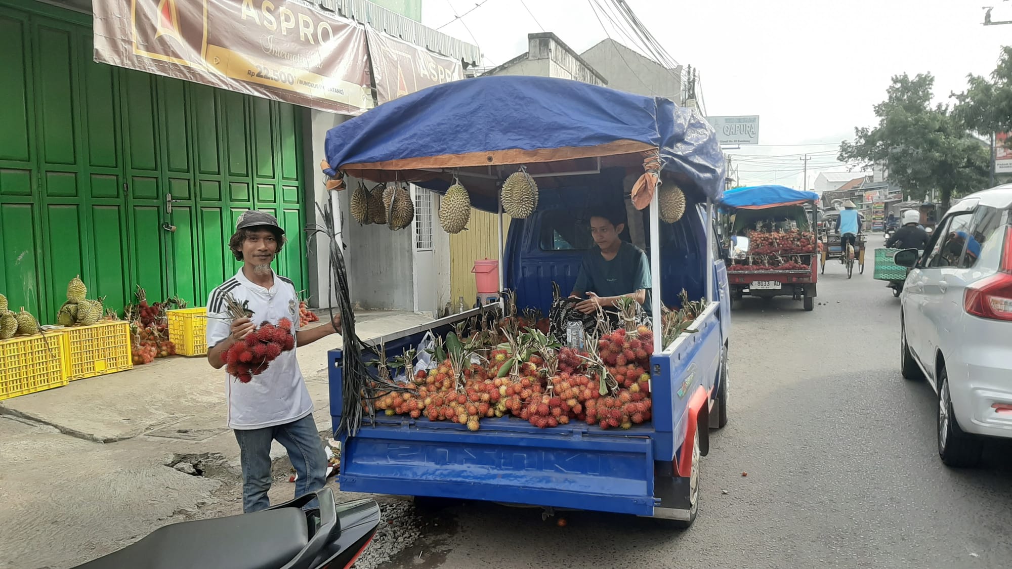 Pedagang Buah Bermobil Seberang Pasar Rembang Diperbolehkan Berjualan Mulai Jam 1 Siang