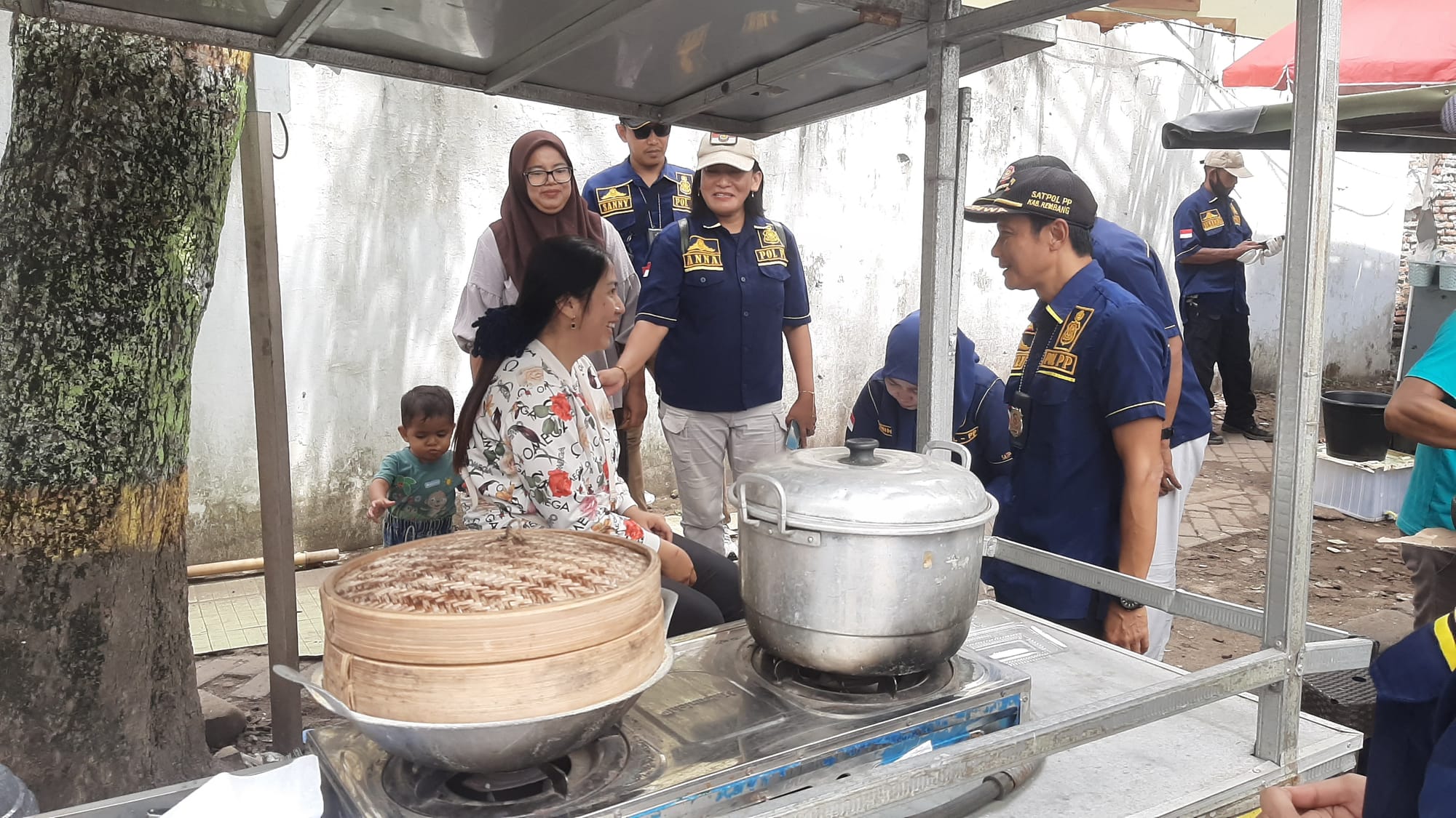 Satpol PP Rembang Tertibkan PKL yang Tinggalkan Lapak Usai Berjualan