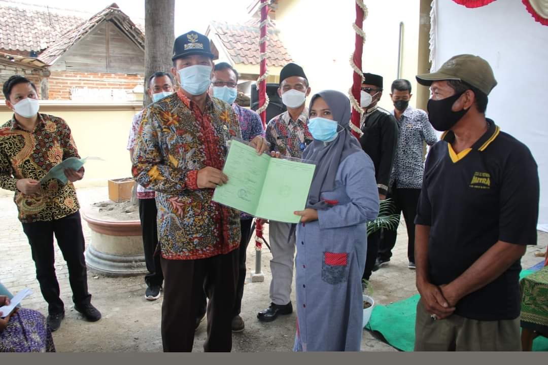 Bupati Hafidz Serahkan 200 Bidang Sertifikat Gratis Untuk Nelayan