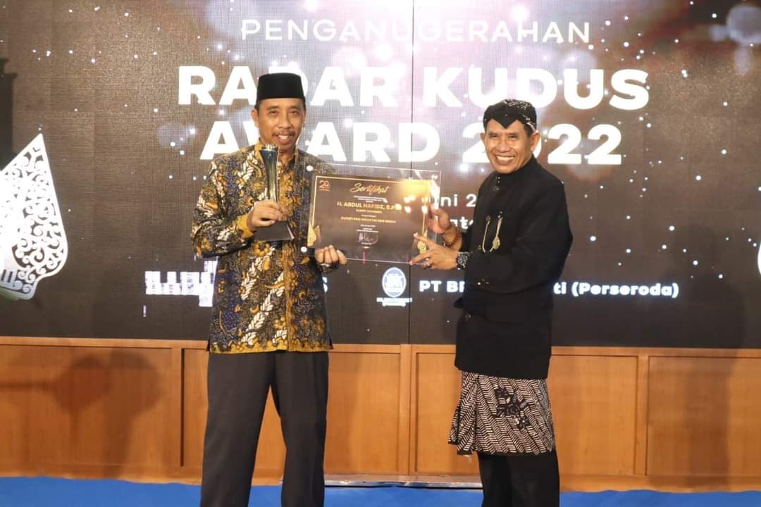 Radar Kudus Jawa Pos Beri Penghargaan H.Abdul Hafidz Sebagai Bupati Pro Industri dan UMKM