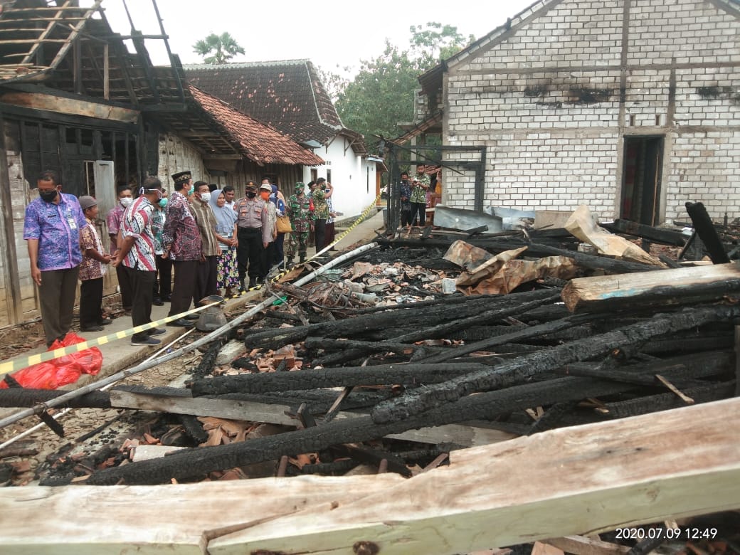 Bupati Kunjungi Korban Kebakaran Jatimudo