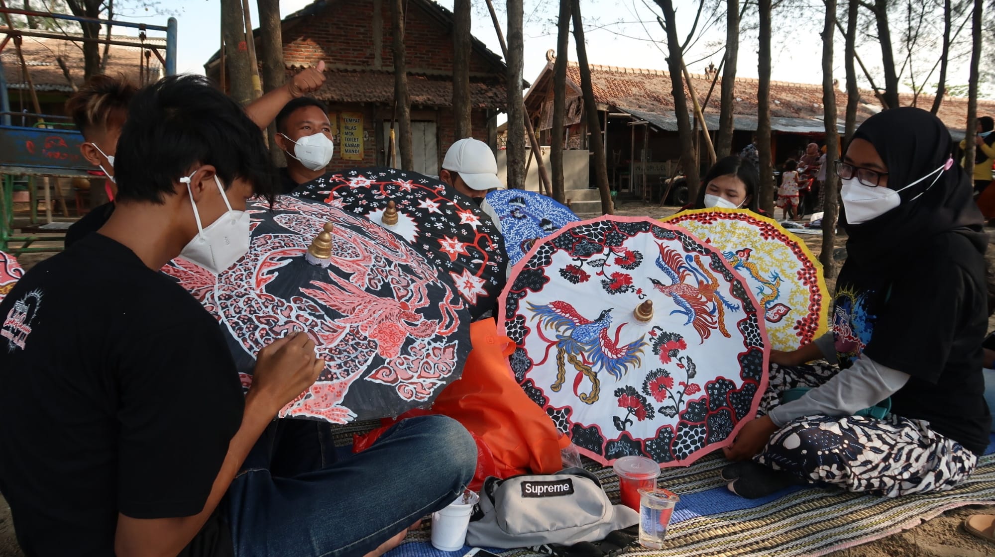 Dongkrak Kunjungan, Pemkab Gelar Festival Payung Batik di Pantai Caruban
