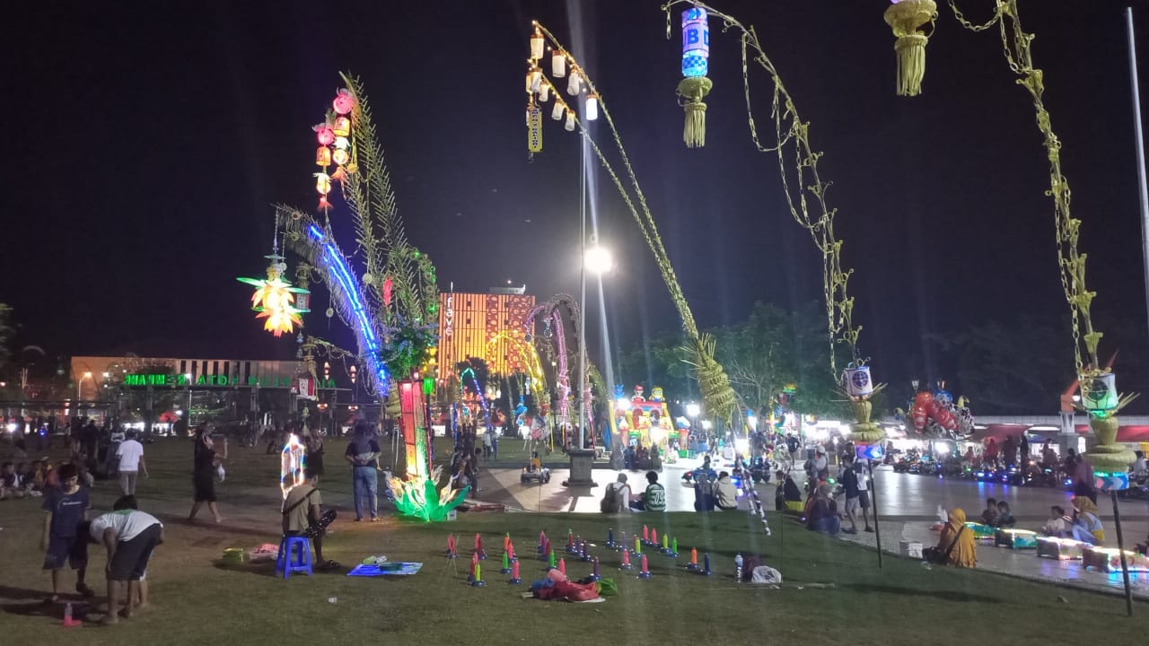 Penjor Warna -warni Hiasi Malam Alun- alun, Bikin Warga Kepincut