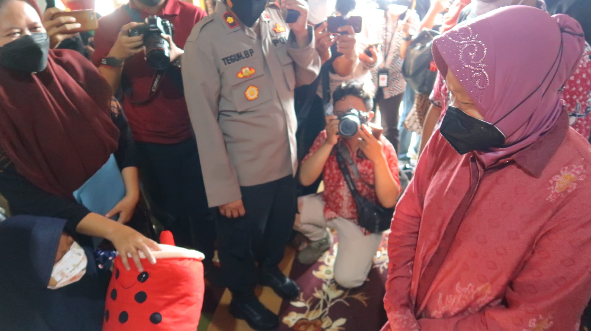 Menteri Sosial Risma Jenguk Sinta Penderita Tumor
